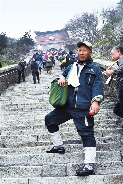 男生解鎖滑步下泰山技能，勇氣與技巧的完美融合之旅