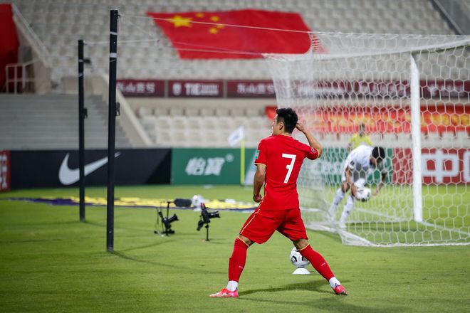 國足凌晨榮耀時刻，兩連勝背后的慘烈奮斗與奮斗精神