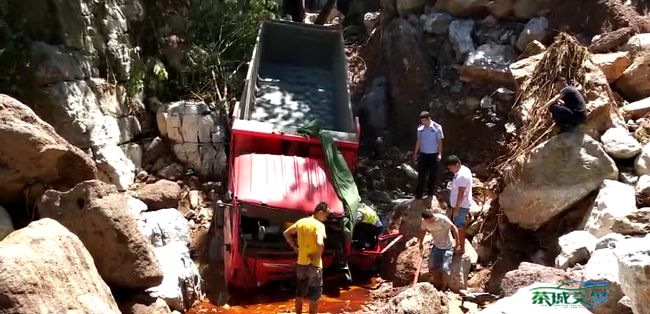 云南司機卸貨瞬間連人帶車滾下山崖，驚險瞬間曝光