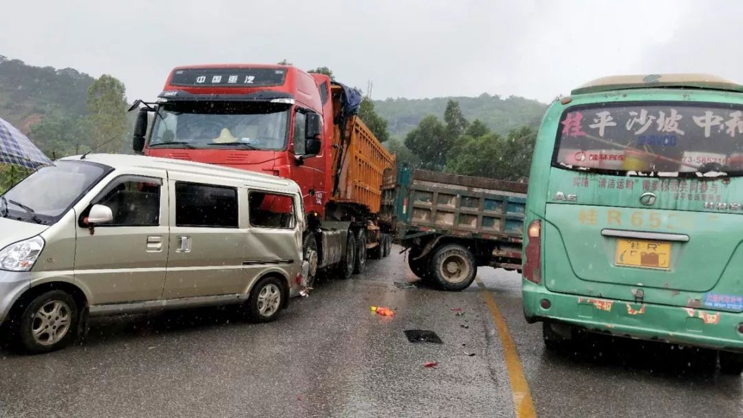 廣西桂平一貨車連撞多車