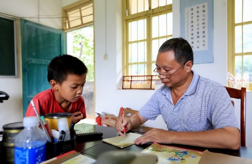 教育局回应老师被多名小学生投诉的事件