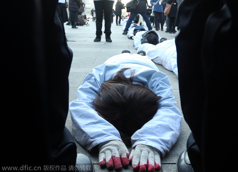 女子替丈夫討薪匍匐痛哭，社會(huì)公正與個(gè)人命運(yùn)的挑戰(zhàn)