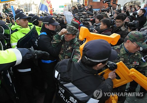 韓國在野黨與警方國會出入口對峙