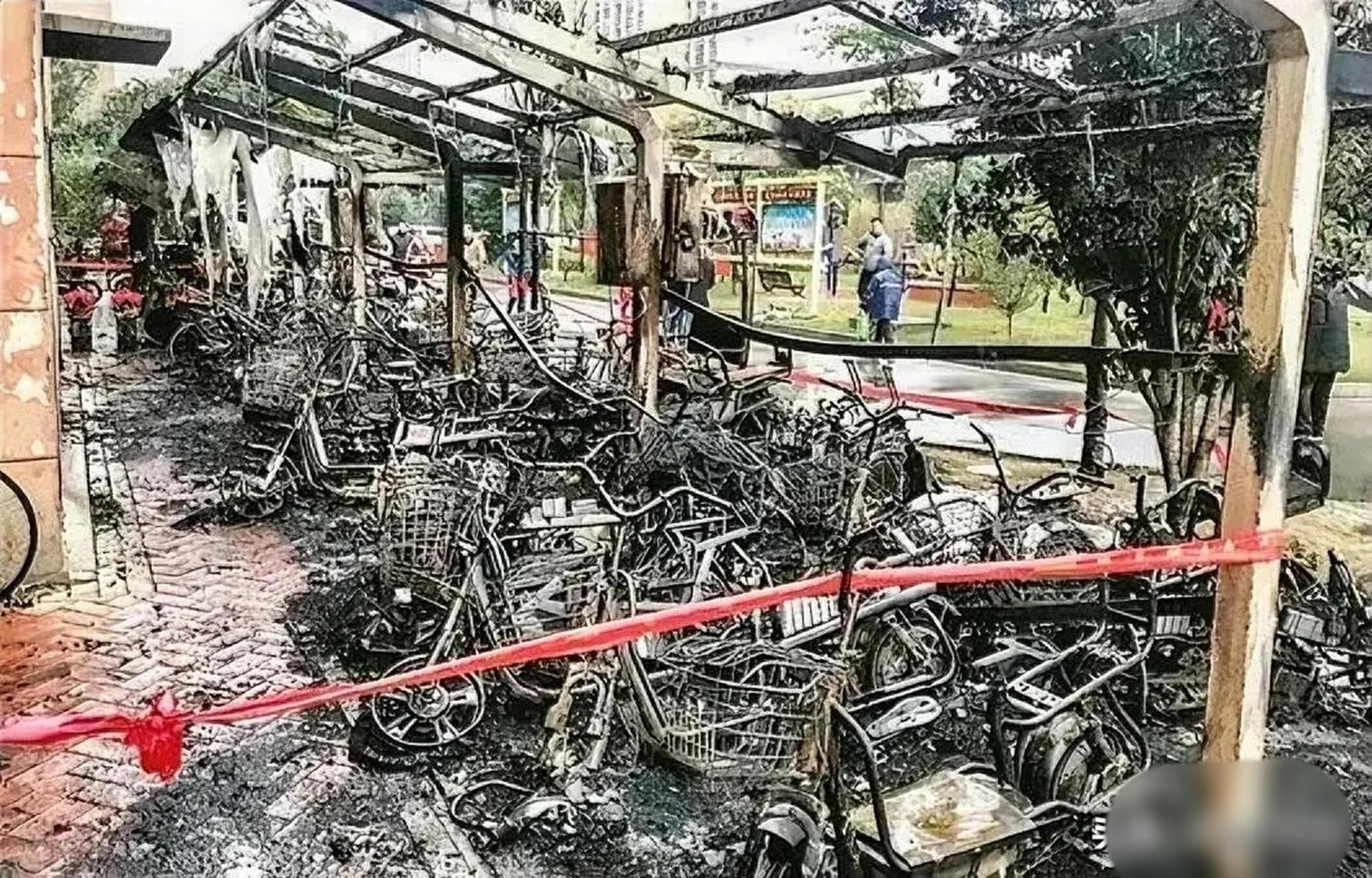 上海某小區(qū)非機動車棚起火事件深度分析與反思