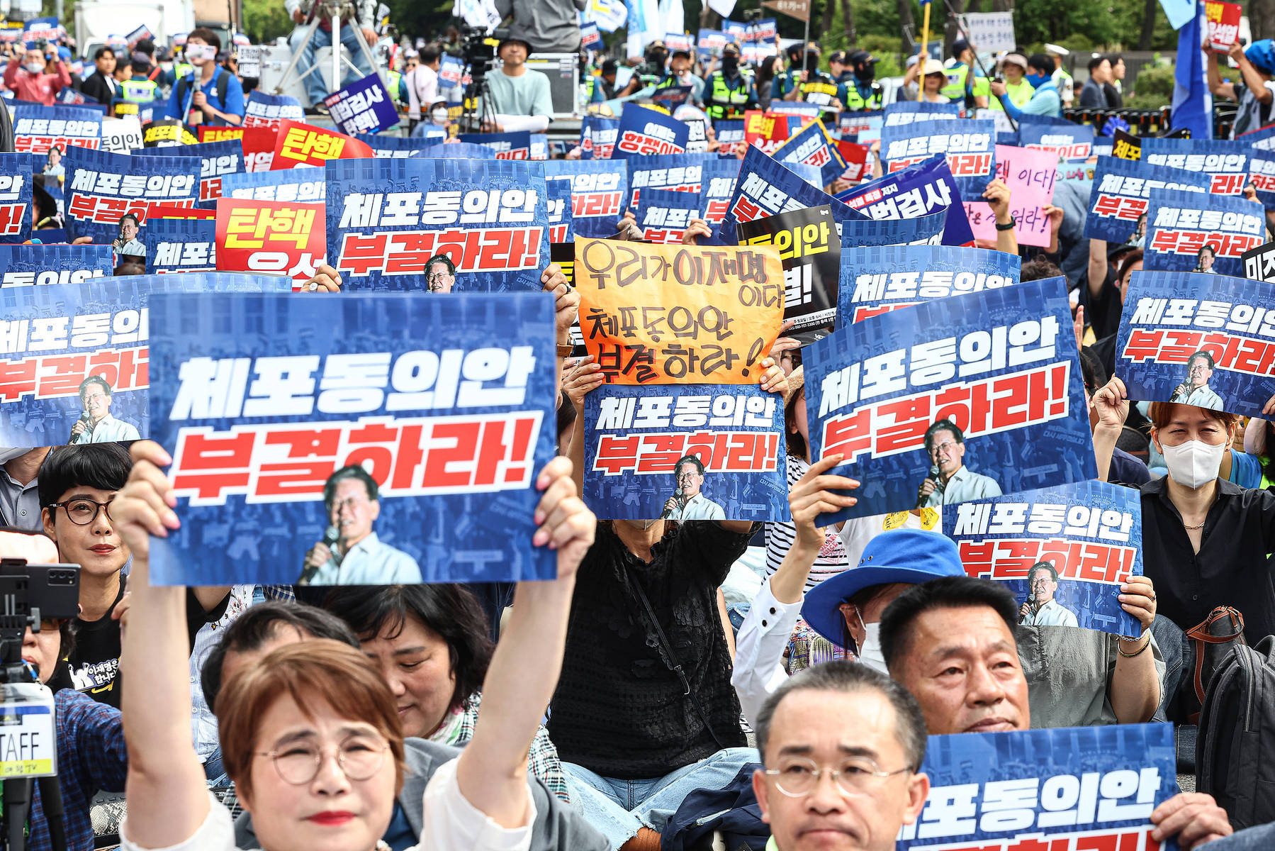 韓國朝野兩大政黨黨首緊緊握手