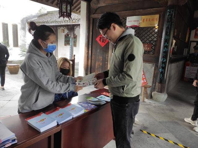 浙江杭州，深化反邪教宣传至农贸市场，增强基层防范意识