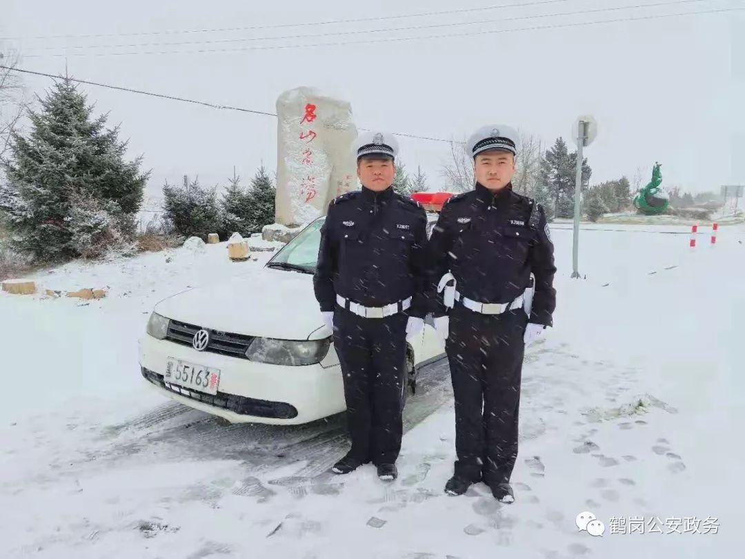 鶴崗暴雪破紀(jì)錄 乘客雪中推公交