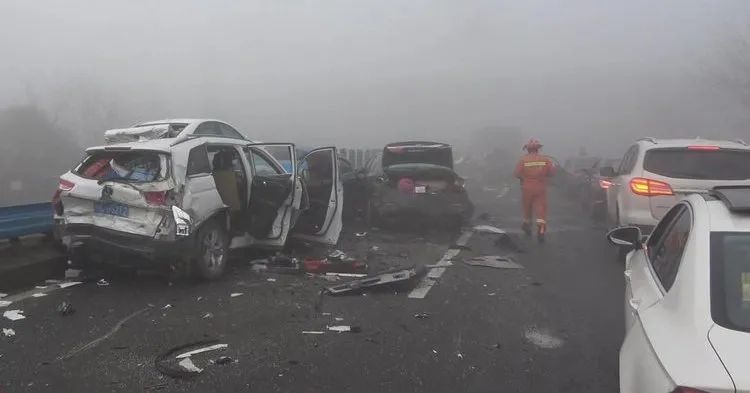 寧夏發(fā)生震撼人心的連環(huán)車禍，13輛車相撞事故紀實