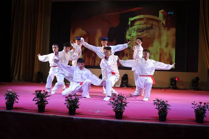 小孩姐展示武術(shù)實(shí)力，同學(xué)們驚嘆小孩姐的表演，小孩姐的武術(shù)表演贏得一片掌聲