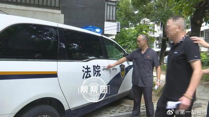 信用社会的法治警示，失联老赖现身法庭被拘案例揭秘