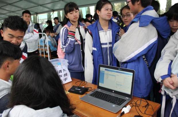 每日50元，媽媽給予大學(xué)生女兒的特別關(guān)愛與期望