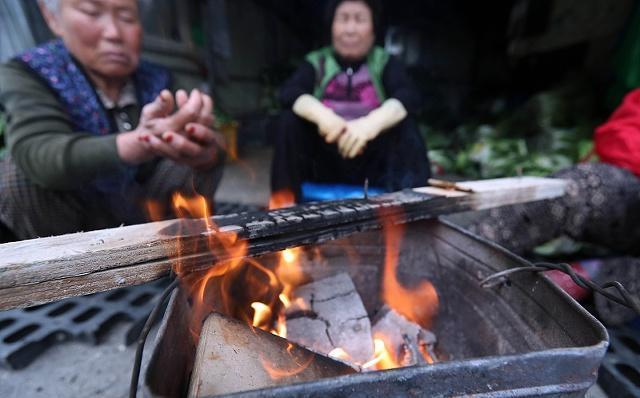 老农烧炭取暖去世，手指烧没