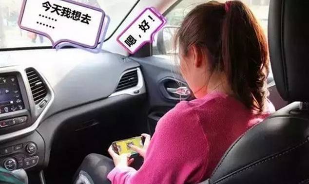 男子開(kāi)車接女友，女友一家人齊聚圍觀