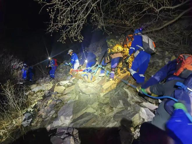 男子帶娃登山身亡，孩子以為是睡著，登山意外，男子帶娃身亡，孩子未察覺，男子帶娃登山失蹤，孩子無察覺，登山悲劇，男子帶娃身亡，孩子以為是睡著，男子帶娃登山意外，孩子未察覺