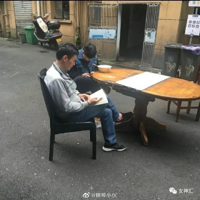 女子被台球厅直播，与男友的亲密时刻