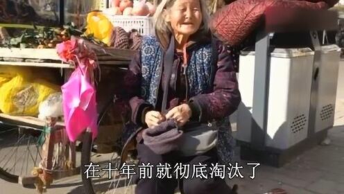 90歲奶奶寒冬擺攤，一句話驚醒年輕人