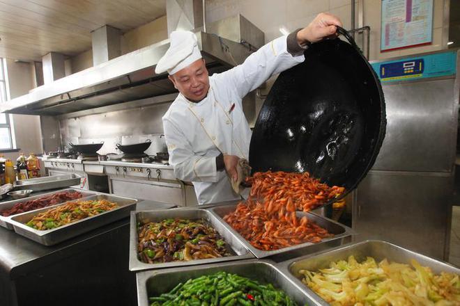 官方回應食堂給學生吃狗食桶剩菜