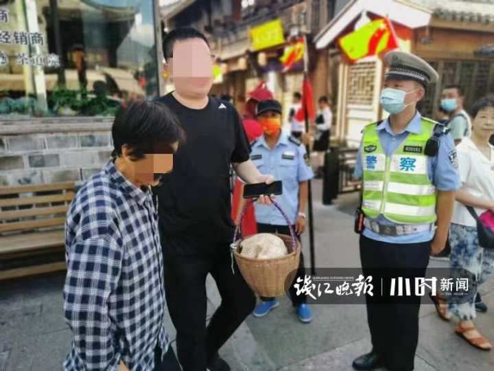 民警突袭菜市场 5分钟偷走手机