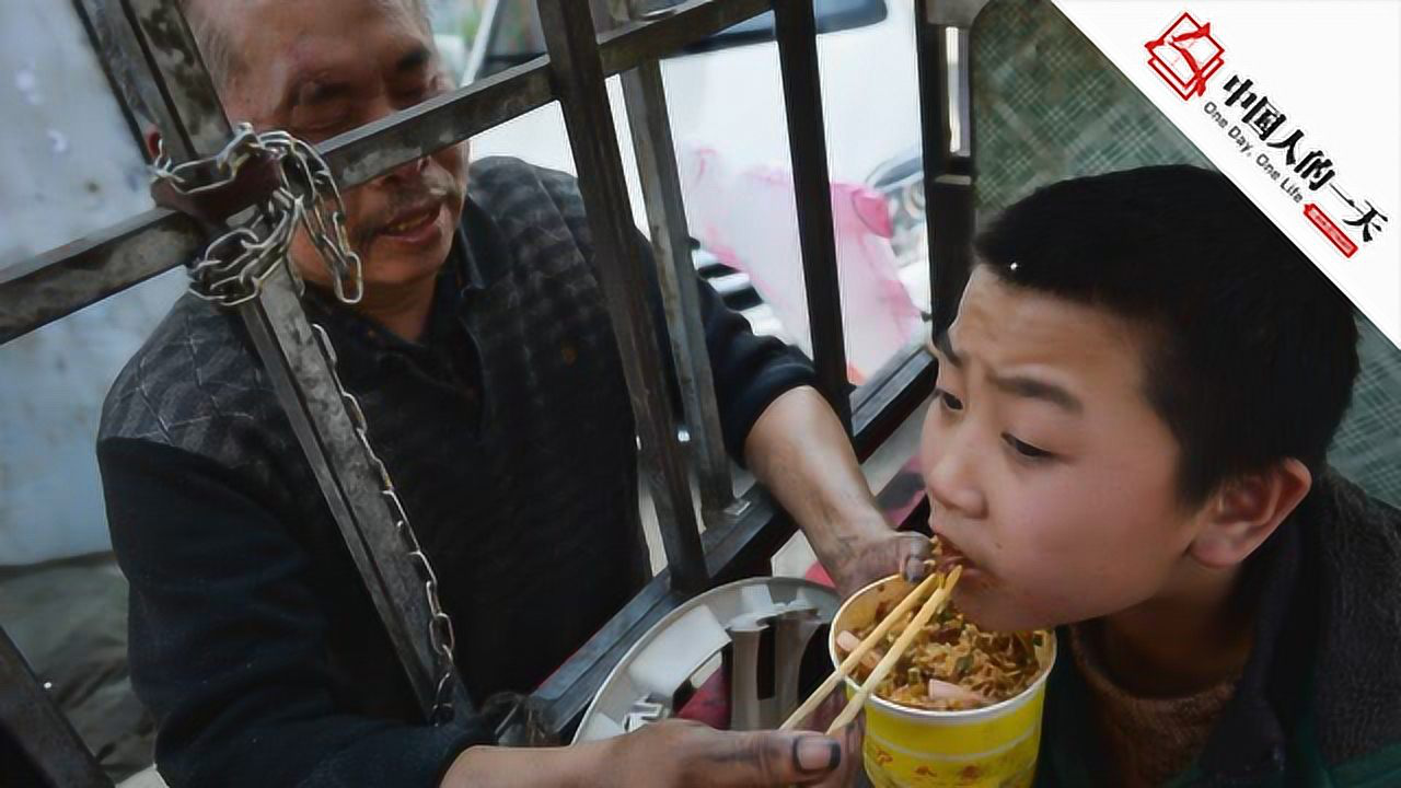 母親用繩子系腰，帶著自閉癥孩子賣涼皮