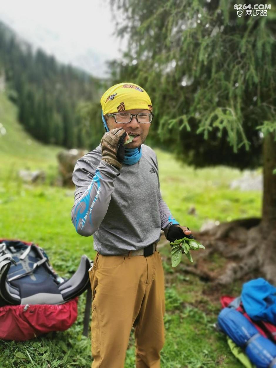 女子穿板鞋爬山回家脱鞋时竟被鞋内景象吓到