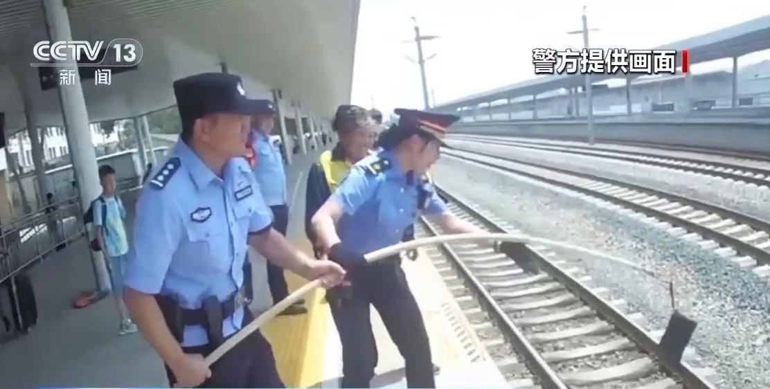 列車遭吊臂撞擊，乘客發(fā)出聲音