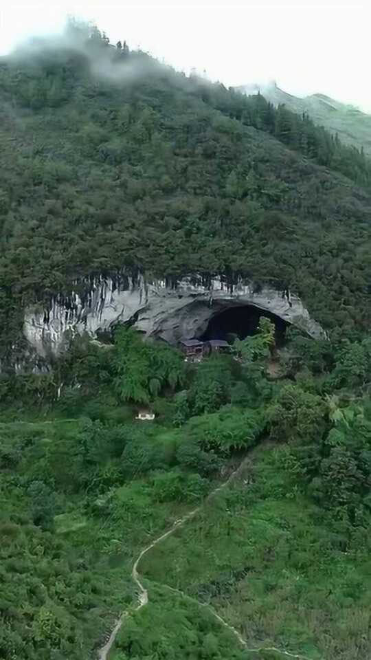 貴州一村落驚現(xiàn)大量洞穴