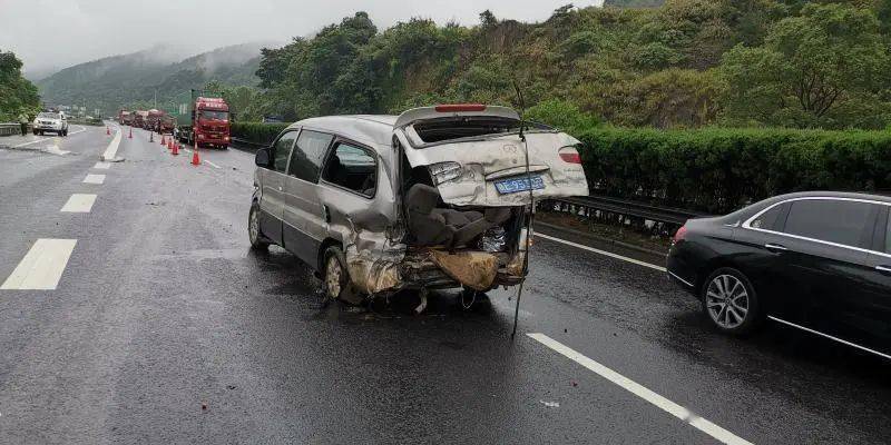 夫妻倆高速上為星星吵架出車禍爆胎